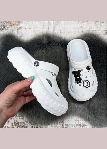 Білі крокси з декором, крокси з джибітсами, білі жіночі крокси код 124501 Jose Amorales (340108199)