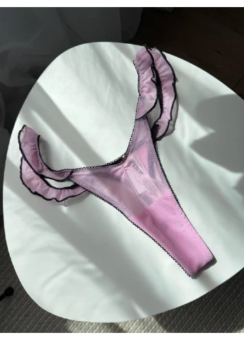 Трусики-стринги мереживні жіночі з рюшами PINK Wink Flutter Thong Panty рожеві Victoria's Secret (392466346)