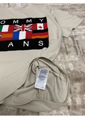 Бежевая мужская хлопковая футболка в бежевом цвете Tommy Jeans