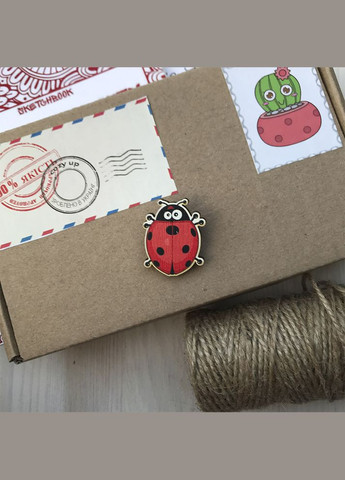 Деревянный значок "Божья коровка" Cozy-Up (291162360)
