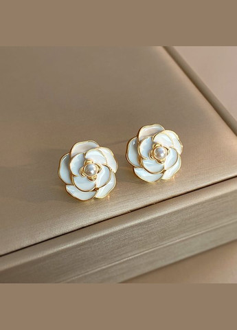 Серьги сережкигвоздики/пусеты белая Роза с жемчуженкой 1.3 см золотистые Liresmina Jewelry (293241517)