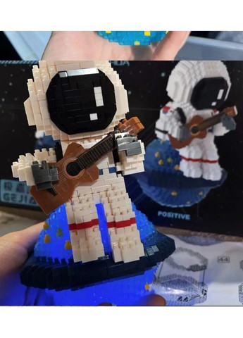 3D конструктор «Космонавт на Луне с гитарой» для детей и взрослых, 1423 детали, LED-подсветка, пластиковый, развивающий набор No Brand (364191267)