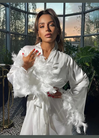 Халат атласний довгий Казкова жіночий вільного крою з декором пір'ям No Brand Халат довгий з пір`ям Fairytale (339869497)