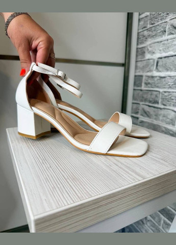 Белые женские белые босоножки на небольшом каблуке No Brand с ремешком