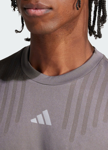 Коричнева футболка hiit airchill workout adidas