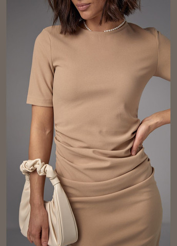 Кавова ділова силуетна сукня міді з драпіруванням - кавовий Lurex