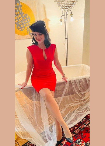Красное коктейльное платье футляр First Woman однотонное