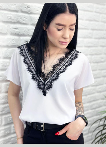 Белая женская блузка с вырезом и кружевом Fashion Girl