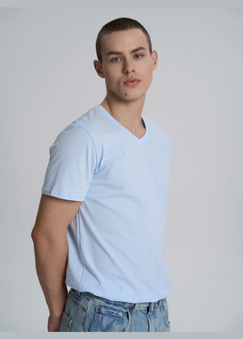 Блакитна футболка чоловіча полегшена з трикутним воротом блакитного кольору тм роза з коротким рукавом Роза