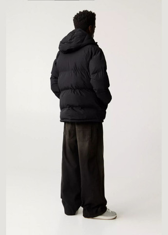 Черная демисезонная куртка Pull & Bear зимова 19262 BLACK