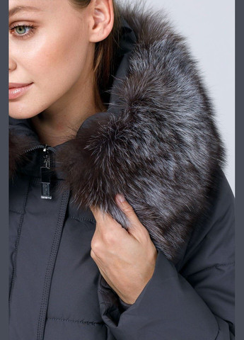 Темно-серая зимняя пуховик с натуральным мехом Lora