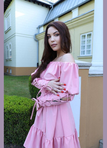 Розовое женское платье мини с открытыми плечами и шнуровкой на рукавах с открытыми плечами MonCher