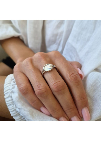 Серебряное кольцо Цветок с Перламутром размер серебро 925 пробы Родированное 6673р 2.77г No Brand (352477385)