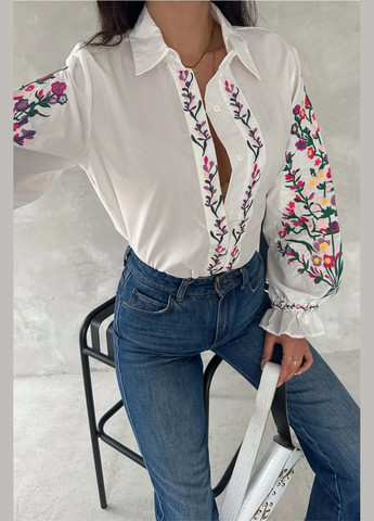 Белая блузка с цветком вышивкой на рукава ESQ