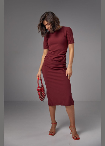 Бордова ділова силуетна сукня міді з драпіруванням - бордо Lurex