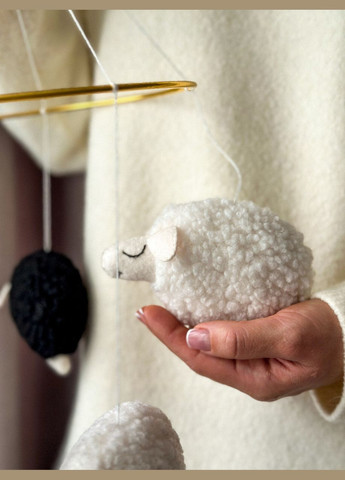 Детский музыкальный мобиль на кроватку для младенцев WooolyWool «Барашки» с 35 мелодиями No Brand (342757827)