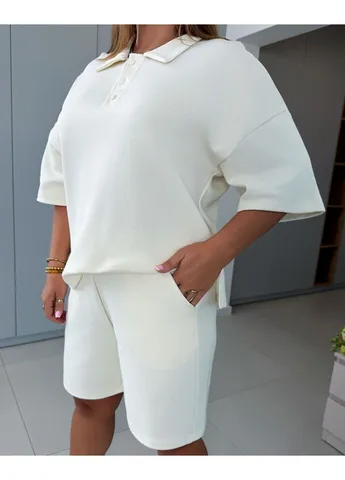 Костюм женский прогулочный футболка поло+шорты молочного цвета 38998 Fashion (403182028)