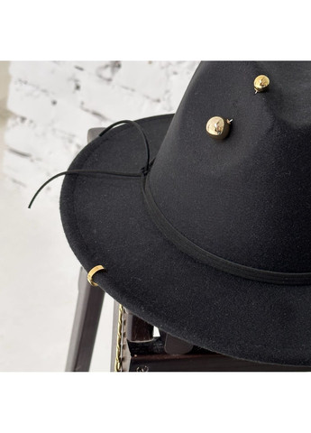 Капелюх Федора зі стійкими полями, пірсингом, шпилькою і подвійним ланцюгом чорний No Brand (368337408)