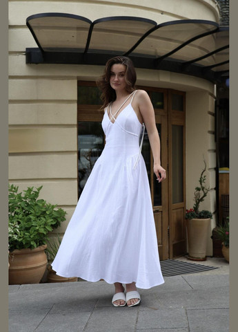 Летний женский романтичное женское платье сарафан из хлопка с запахом и глубоким вырезом для прогулок летом белое Intruder