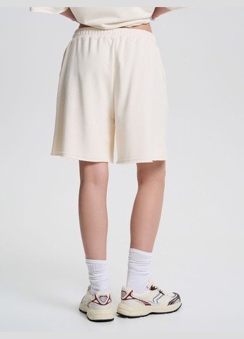 Шорты женские широкие с необработанным краем светло-бежевого цвета Роза (324389528)