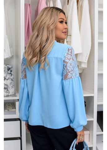 Голубая женская блузка на пуговицах с вставками из кружева No Brand
