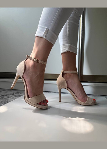Бежевые женские бежевые босоножки на шпильке S.S с ремешком
