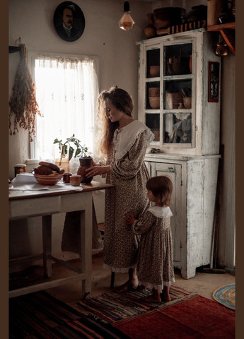 Бежева кежуал жіноча ретро сукня з рослинним візерунком V.O.G. з квітковим принтом