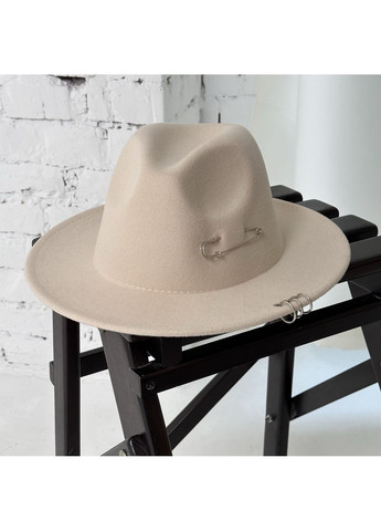 Капелюх Федора з кільцями і шпилькою унісекс молочний No Brand (368337415)