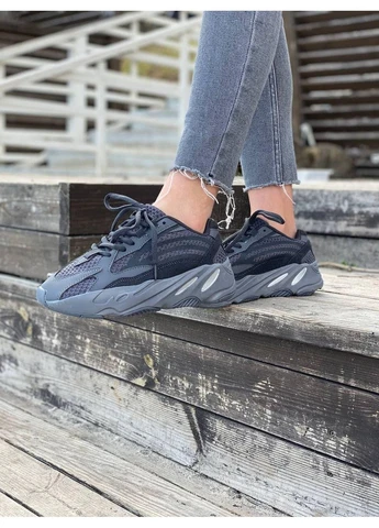 Белые демисезонные кроссовки мужские adidas yeezy boost 700 v2 vanta leather black white адидас изи буст белые No Brand