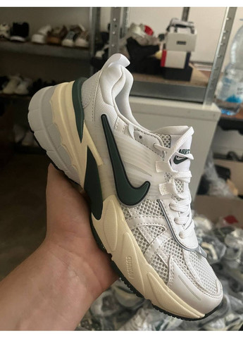 Серые демисезонные кроссовки мужские nike runtekk white / green найк в2к рантекк No Brand