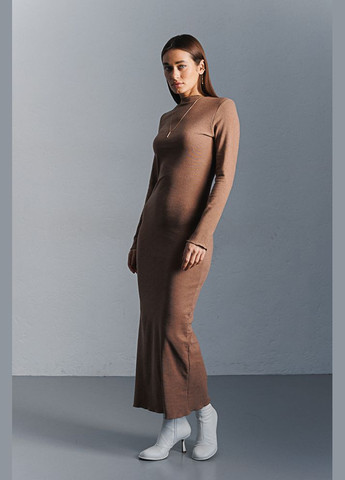 Коричнева довга сукня-футляр коричневого кольору Arjen