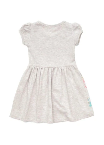 Бежевое платье с девочкой (18369-116g-beige) Breeze (300624767)