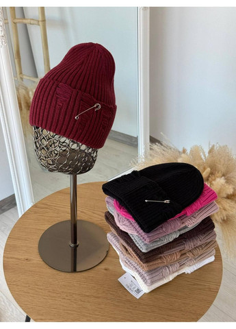 Вязаная женская шапка из английской резинки с декоративной шпилькой с невысокой лопаткой. Шоколадный No Brand (362146308)