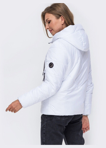 Белая демисезонная укороченная куртка со вшитым капюшоном белая Dressa