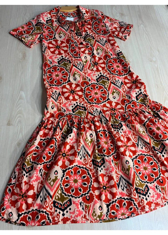 Червона кежуал сукня жіноча 4338 довга з воланом і орнаментом червона MIX RAY з геометричним візерунком