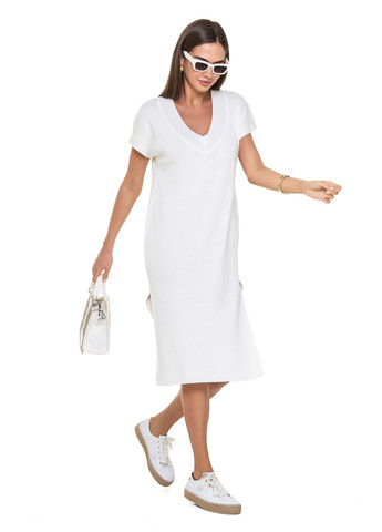 Молочное свободное трикотажное платье с v-образным вырезом SVTR
