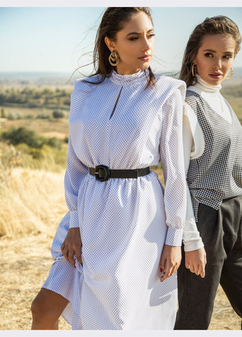 Белое кэжуал расклешенное платье в мелкий горох с подплечниками белое клеш Dressa