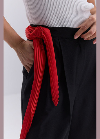 Жіночі лляні шорти-бермуди зі стрілками чорні Arjen (330988521)