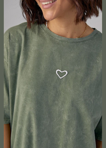Хаки (оливковая) летняя футболка тай-дай с вышитым сердцем Lurex