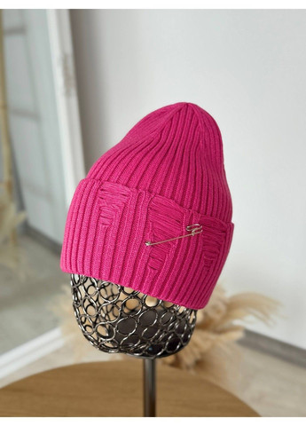 Шапка унісекс рванка з декоративною булавкою подвійна з відворотом малинова (фуксія) No Brand (363968688)