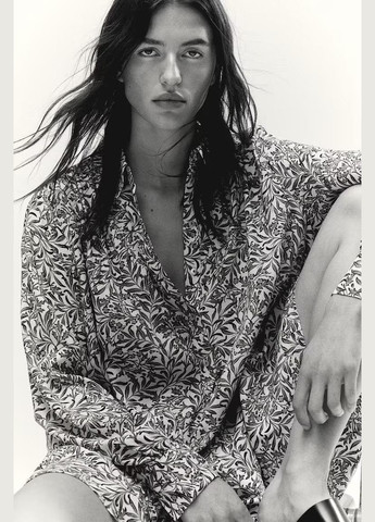 Комбінована коротка сукня вільного крою з віскозної тканини з коміром та ґудзиками спереду м H&M з квітковим принтом