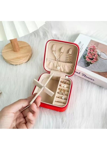 Ефектна скринька для зберігання ювелірних виробів, зручна для подорожей. Яскраво-червоного кольору. No Brand (325216343)