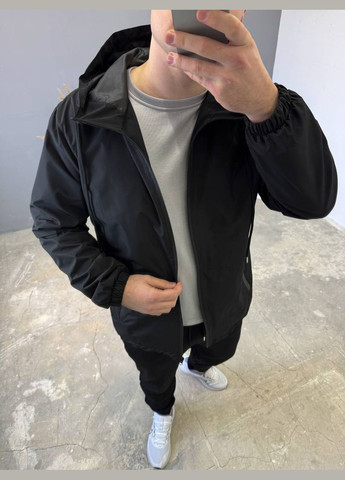 Чорна демісезонна вітровка Vakko