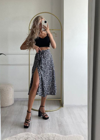 Черная повседневная цветочной расцветки юбка на запах в цветочек Tik-Tak