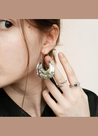 Серебристые серьги ретро эстетика стиль жидкого мятого металла объемные базовые с подвеской классические винтаж тренд лолита No Brand (335977534)