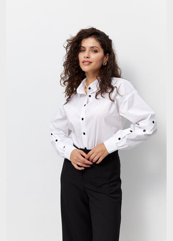 Белая демисезонная женская рубашка с контрастным пуговицами в белом цвете 4135-1 Modna KAZKA