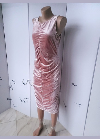 Розовое платье женское велюровое по фигуре со сборкой силуэтная No Brand