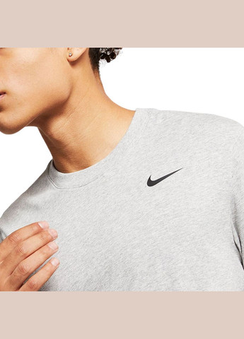 Серая футболка Nike