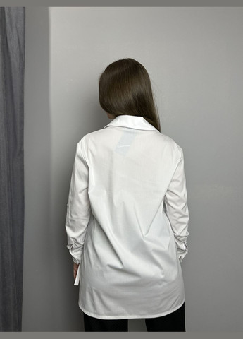 Белая демисезонная рубашка женская удлиненная mkjl306501 Modna KAZKA