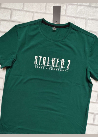 Изумрудная мужская футболка трикотаж сталкер изумрудная рисунок светится в темноте спортивная размер м с коротким рукавом FERO